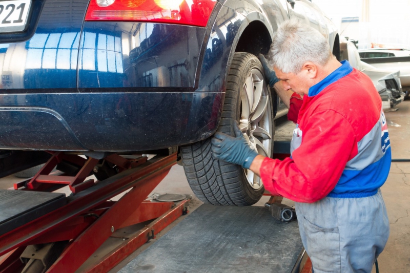 boutique-ISOLA-min_auto_repair_repair_lift_auto_mechanic_work_clothes_master_professional_man_of_the_fold-685629