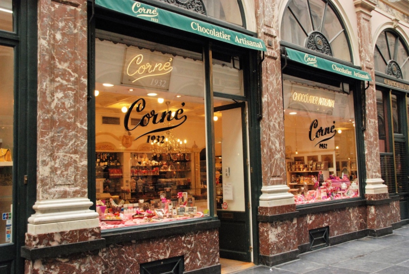 boutique-ISOLA-min_chocolate_chocolaterie_shop_luxury_chic_gallery_brussels_belgium-558146